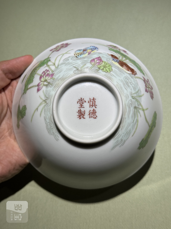 清道光 慎德堂制 粉彩满池娇纹碗一对 - 图9